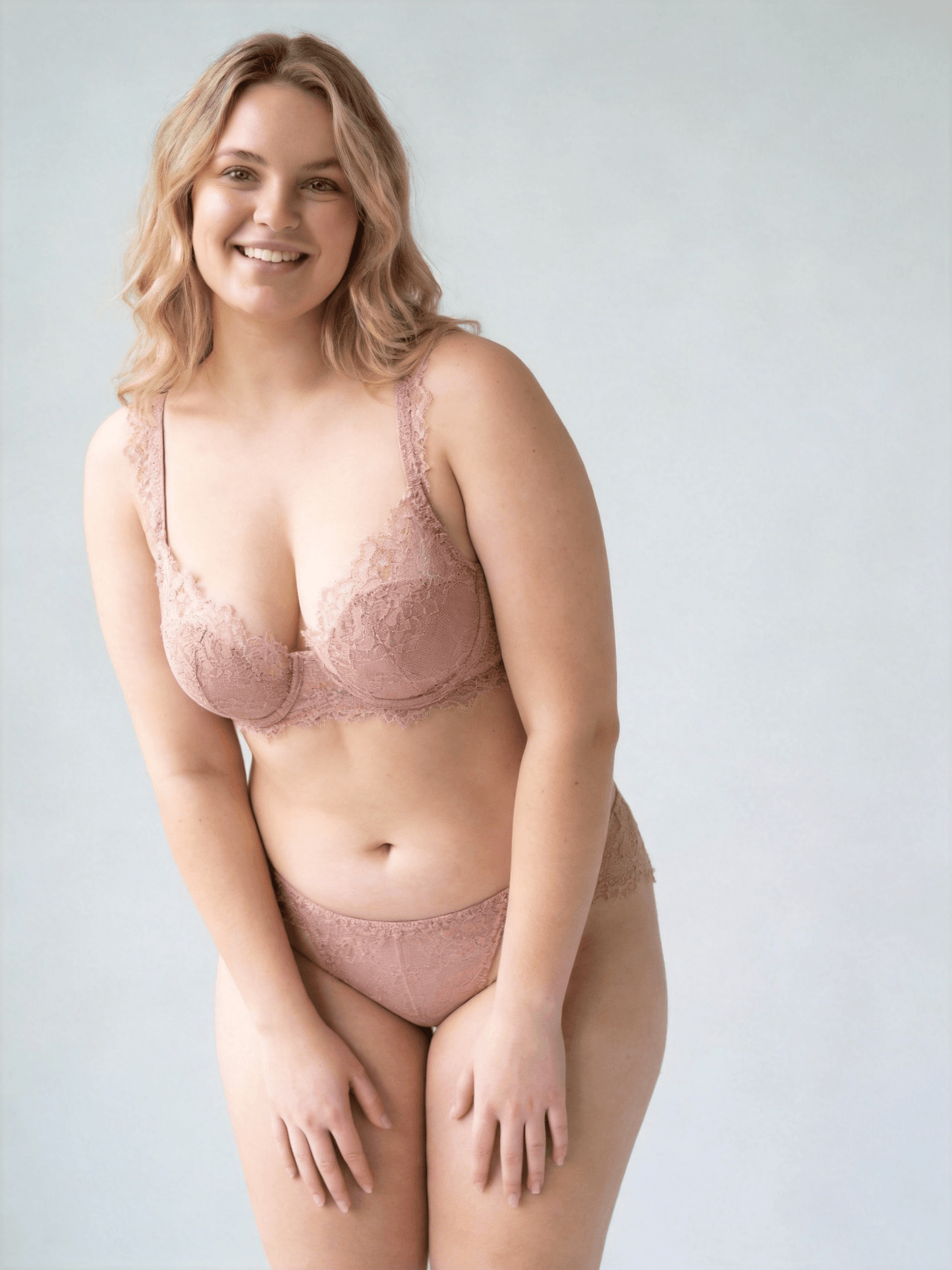All-day stretch curvy bra, made of high elastic stretch fabric for lasting flexible comfort all day long.