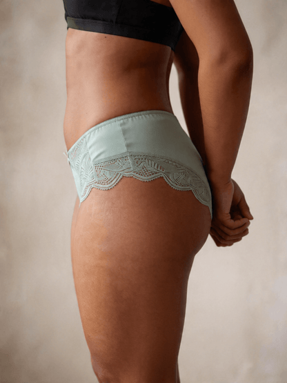 Plus Size Breathable Moisture Seamless Mid-Rise Thin Briefs for Curvy Ladies